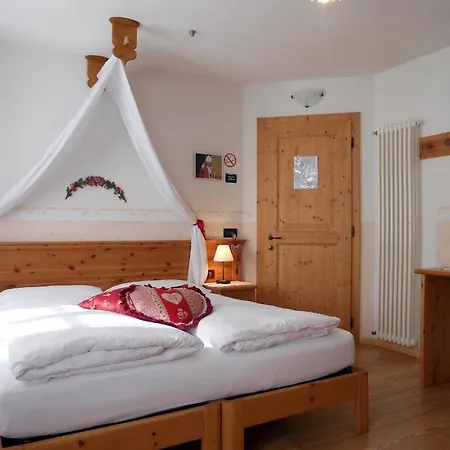 Hotel Garni Salvanel Cavalese Room photo